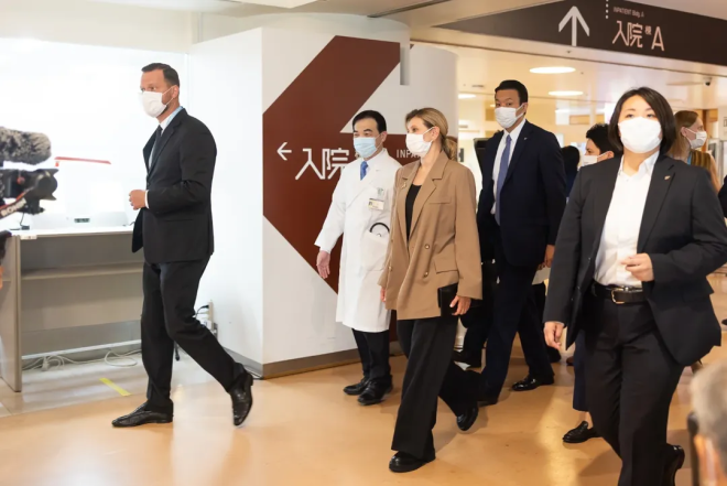 Блейзер цвета кемел – с чем Елена Зеленская носит эту вещь