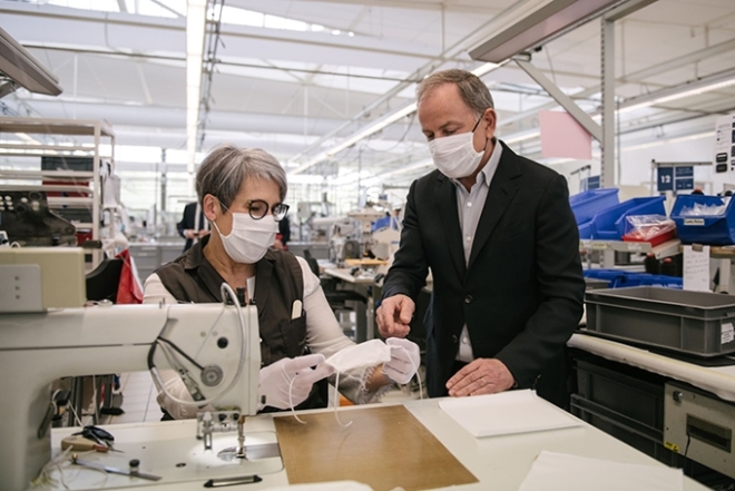 Fashion-помощь: Louis Vuitton теперь будут отшивать медицинские маски - фото №1