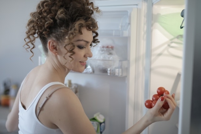 Чому з'являється неприємний запах в холодильнику