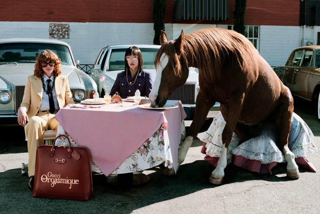 В весенней кампании Gucci снялись лошади: они загорают на пляже, ужинают с друзьями и летают на самолете - фото №1
