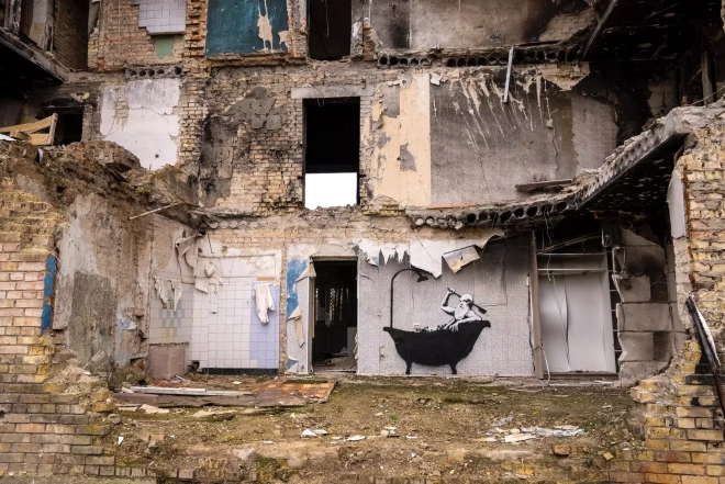 Смотреть до конца: Бэнкси опубликовал видео с поездки в Украину и показал, как создавал свои граффити на руинах - фото №2