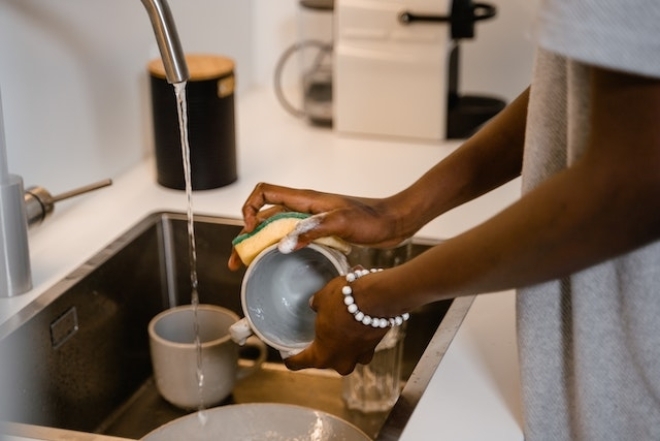 Як швидко помити посуд в раковині