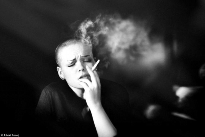 жінка з цигаркою