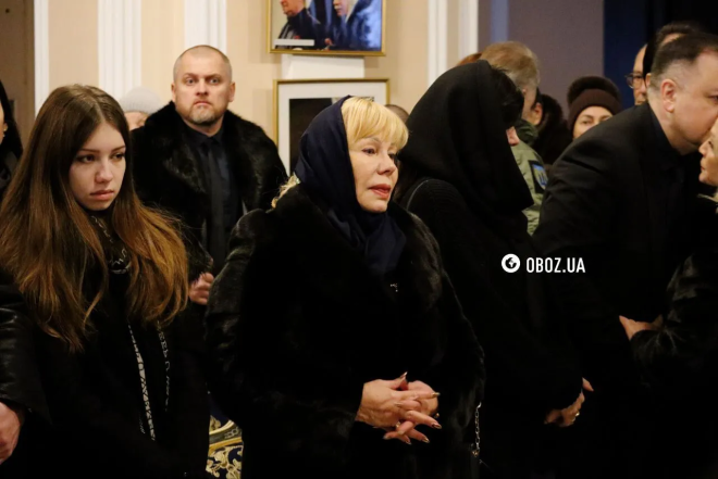 В столице началось прощание с Виталием Билоножко: семьи Ротару и Лободы поддержали скорбящую вдову - фото №3