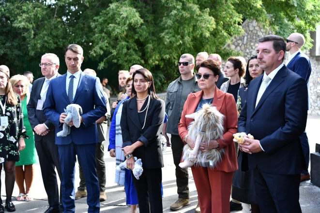 Total black от Анны Акопян: жена премьера Армении впервые прибыла на мероприятие, организованное Зеленской (ФОТО) - фото №3