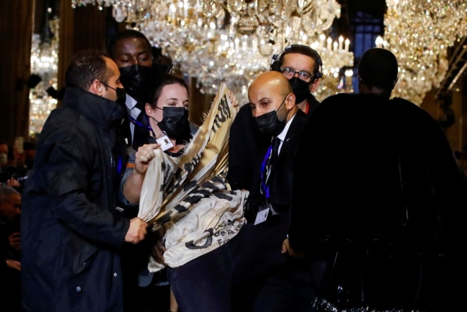 Экоактивисты попытались сорвать шоу Louis Vuitton в Париже (ВИДЕО) - фото №2