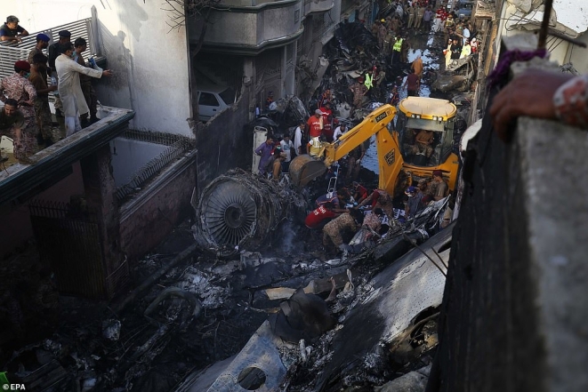 Рухнул на жилые дома: в Пакистане разбился пассажирский самолет А320 (ВИДЕО+ФОТО) - фото №5