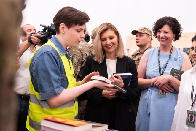Какие книги читают Зеленские: президент и первая леди Украины появились на открытии "Книжного Арсенала" - фото №4