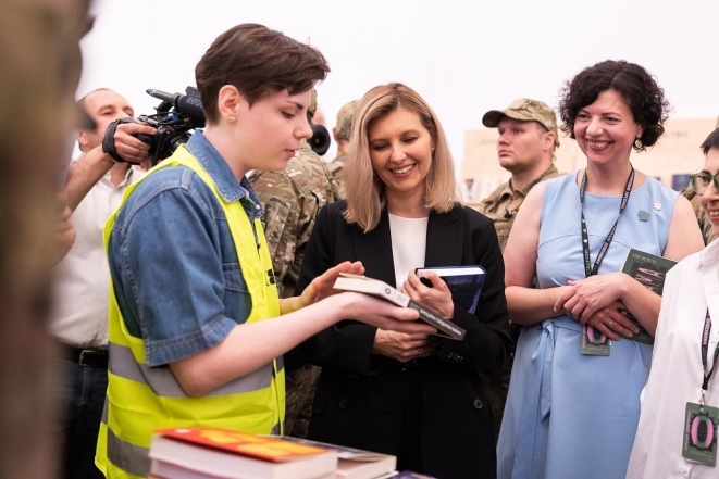 Які книжки читають Зеленські: президент і перша леді України з'явилися на відкритті "Книжкового Арсеналу" - фото №4