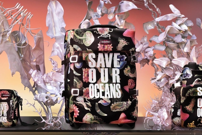 Vivienne Westwood и Eastpak создали коллекцию сумок из переработанного океанического пластика (ФОТО) - фото №1