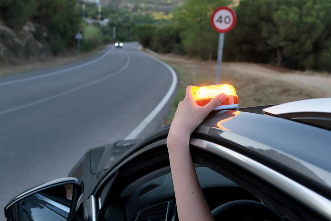 Маячок встановлюється на даху автомобіля