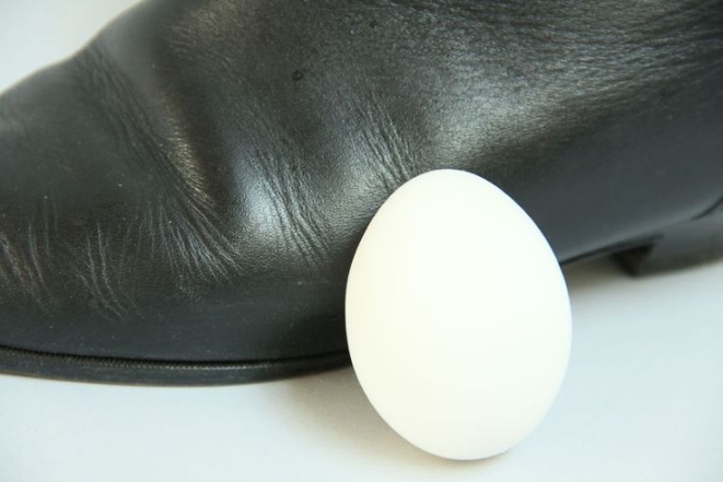 Можно ли чистить яйцом обувь