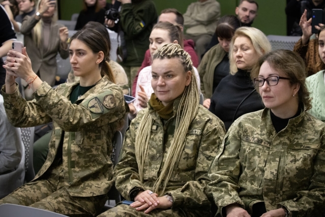Даже для беременных: в Украине представили военную форму для женщин (ФОТО) - фото №5