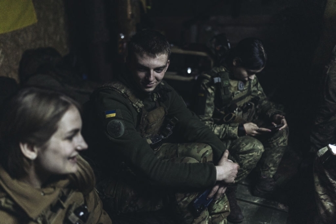 Украинские военные в окопе