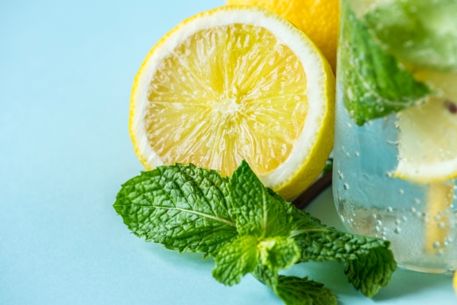 Чем полезен лимонный сок в быту