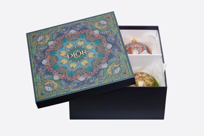 Объект желания: Dior выпустили набор елочных игрушек с изящными орнаментом (ФОТО) - фото №1