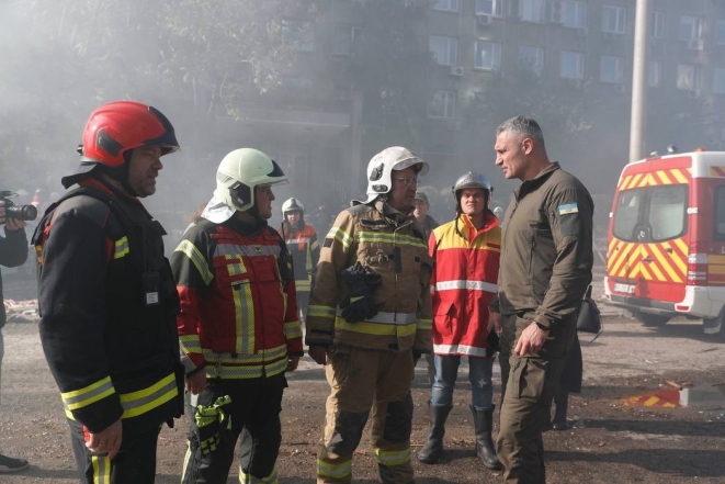 Рыжее чудо: в Киеве из-под завалов многоэтажки спасли кота - фото №3