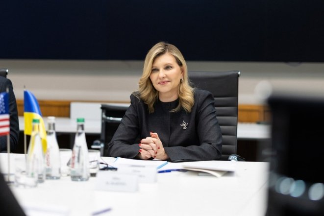 Елена Зеленская с красным маникюром, фото