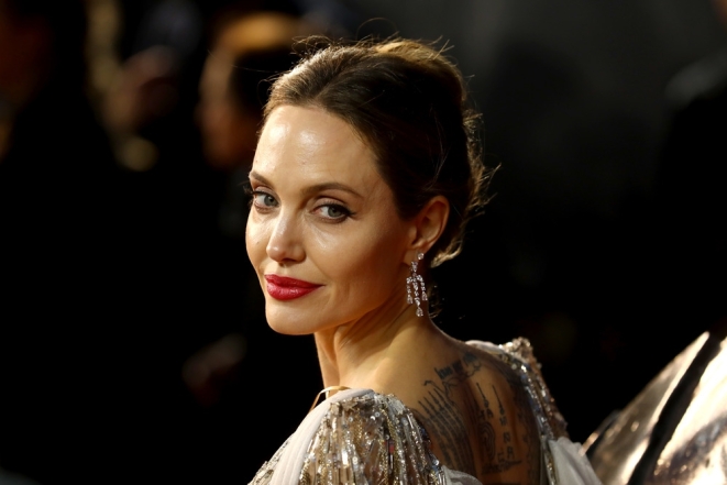 Анджелина Джоли показала архивные детские снимки со своей мамой: ее нет уже 16 лет - фото №1