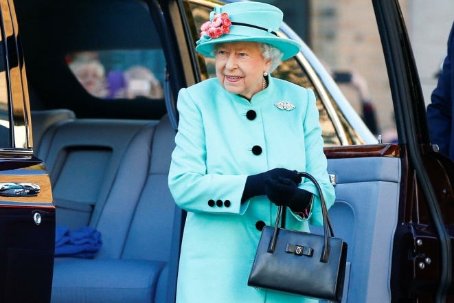 Что внутри: королевский эксперт рассказал, что Елизавета ІІ носит в своей сумочке - фото №2