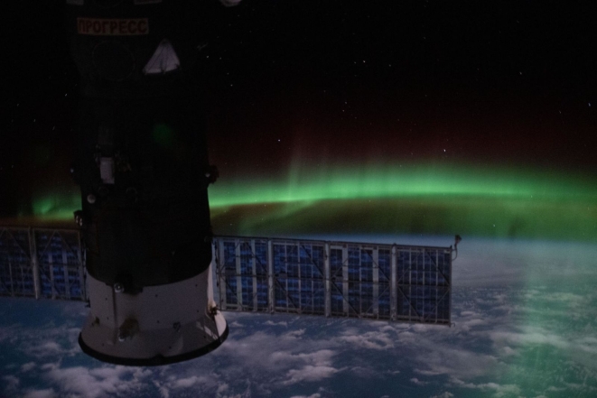 Закат на орбите и полярное сияние: NASA опубликовали захватывающие фото миссии SpaceX  - фото №1