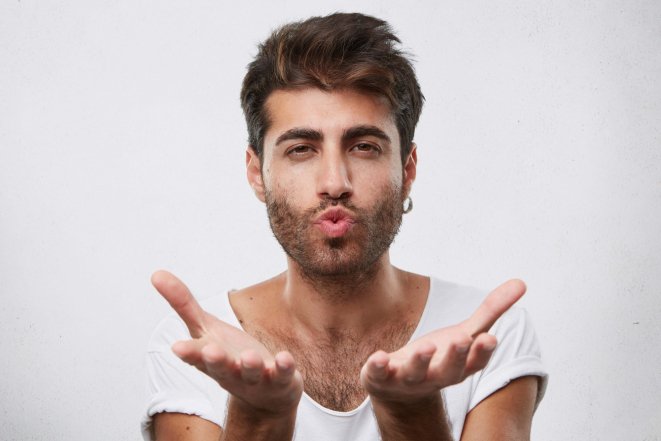 Що означають пухкі або тонкі губи у чоловіка: психологія