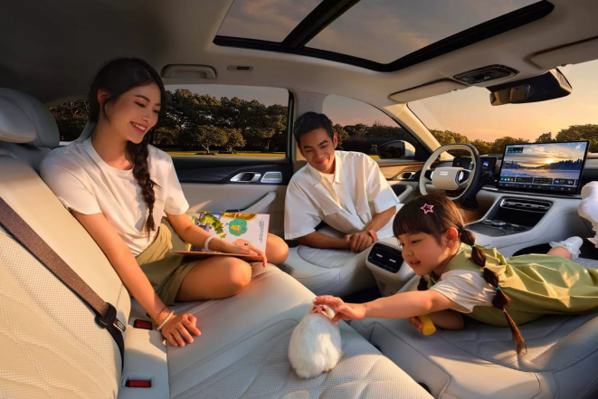 Сім’я в салоні китайського автомобіля