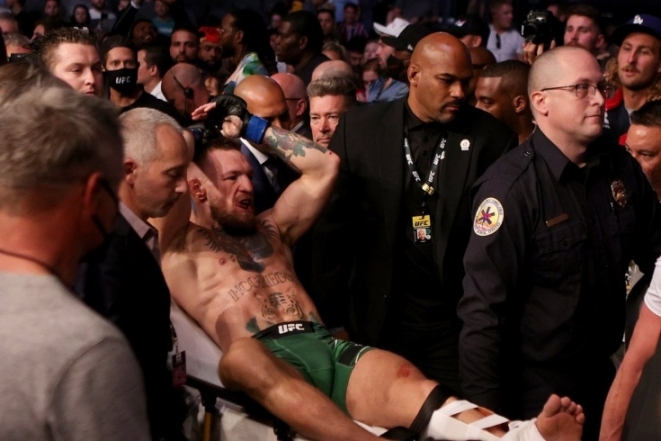 Конор Макгрегор сломал ногу и проиграл в бою с Дастином Порье на UFC 264 - фото №1