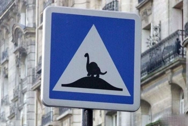 Дорожній знак з динозавром