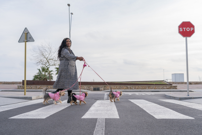 Женщина выгуливает собак, фото