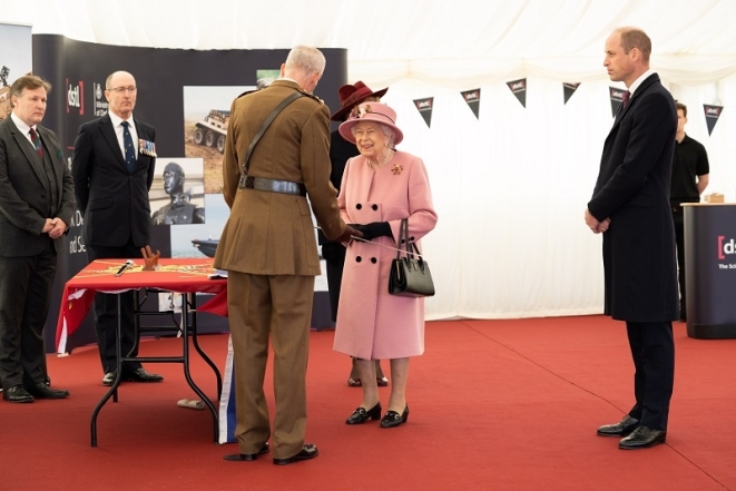 Королева Елизавета II впервые за 7 месяцев появилась на публике (ФОТО) - фото №3