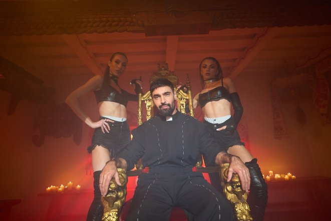 Виталий Козловский в мюзикле Жив пес Сірко, фото