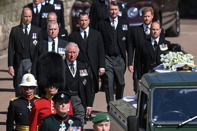 Полуголая женщина попыталась сорвать похороны принца Филиппа - фото №1