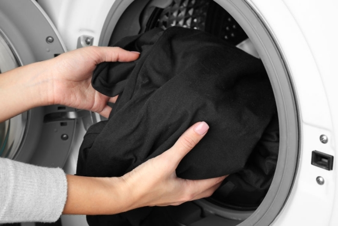 Лайфхаки, как стирать черную одежду