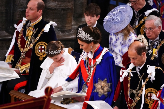 Ее мини-величество: принцесса Шарлотта появилась на коронации Чарльза III в драгоценной тиаре и роскошном платье (ФОТО) - фото №3