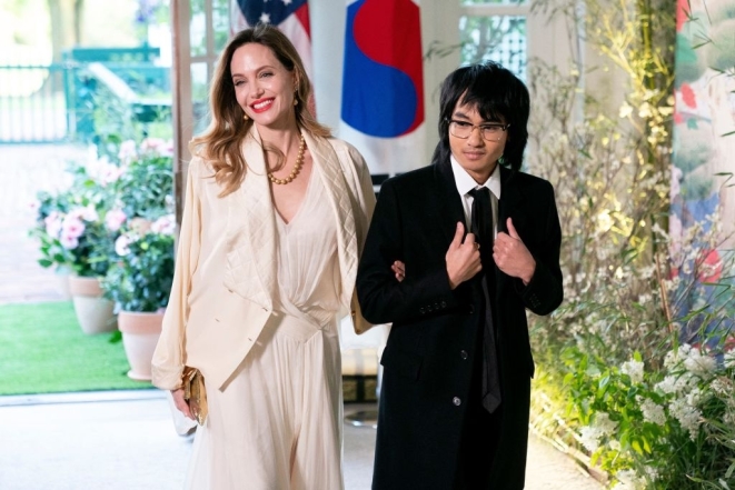 Анджелина Джоли посетила званый обед президента США вместе со старшим сыном: как выглядит 21-летний Мэддокс (ФОТО) - фото №1