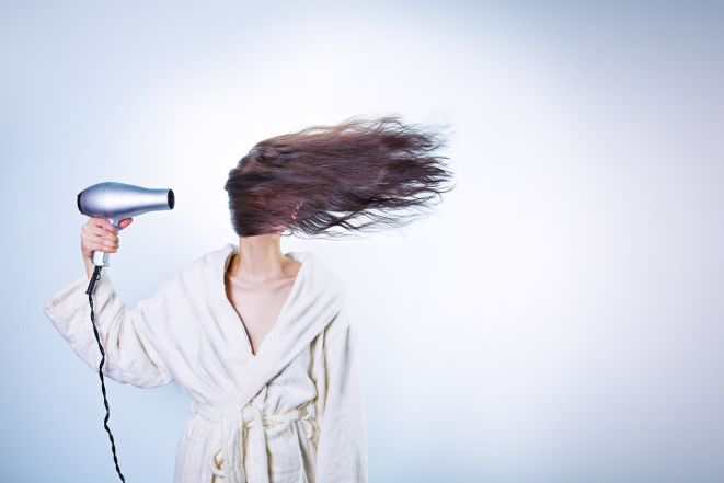 Что делать, чтобы не выглядеть одуванчиком: как сушить волосы, чтобы они не пушились - фото №1