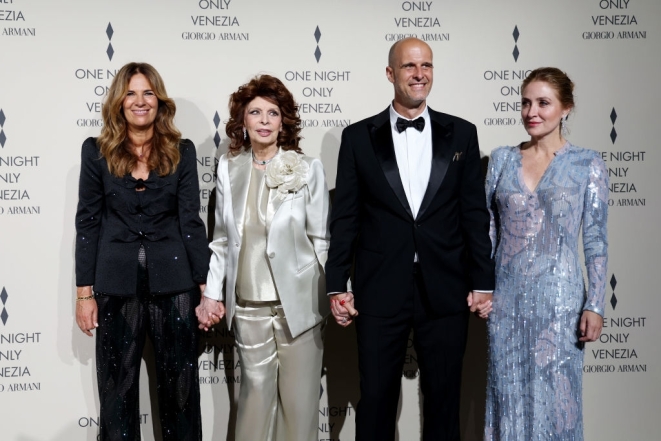 Редкий выход: Софи Лорен удивила своим появлением в стильном образе на Венецианском кинофестивале (ФОТО) - фото №3