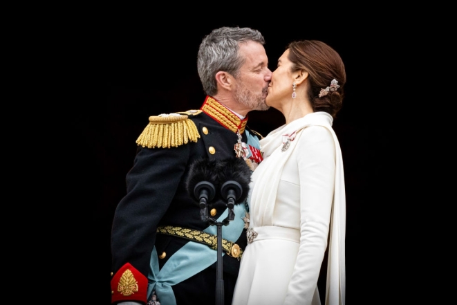Новый король Дании страстно поцеловал жену на глазах у неистовой публики (ФОТО, ВИДЕО) - фото №1
