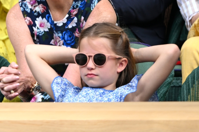 Принцесса Шарлотта выдала все свои эмоции на Уимблдонском турнире: забавные фото - фото №1