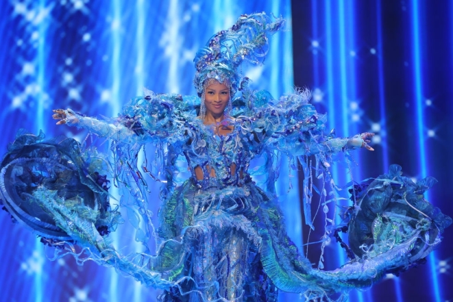 "Берегиня мати", "Снігова королева" та інші: найнезвичайніші національні костюми на "Міс Всесвіт-2023" - фото №3