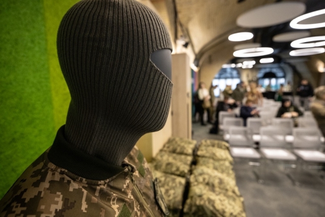 Даже для беременных: в Украине представили военную форму для женщин (ФОТО) - фото №1