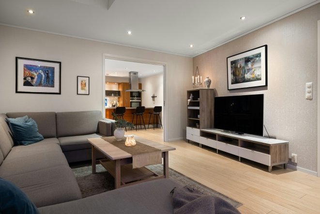 ТВ-зона с деревянной тумбой