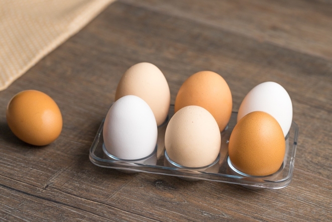 Чим відрізняються білі яйця від коричневих