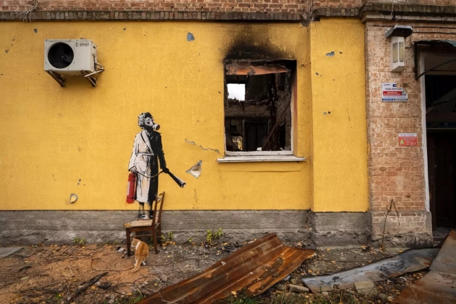 Смотреть до конца: Бэнкси опубликовал видео с поездки в Украину и показал, как создавал свои граффити на руинах - фото №1
