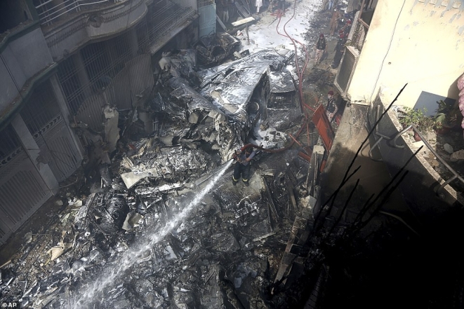 Рухнул на жилые дома: в Пакистане разбился пассажирский самолет А320 (ФОТО) - фото №1