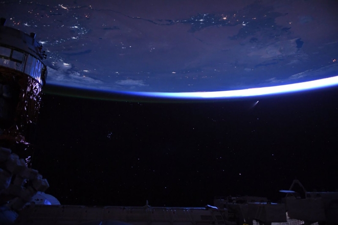 Закат на орбите и полярное сияние: NASA опубликовали захватывающие фото миссии SpaceX  - фото №5
