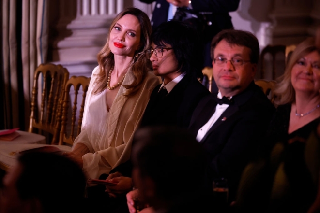 Анджелина Джоли посетила званый обед президента США вместе со старшим сыном: как выглядит 21-летний Мэддокс (ФОТО) - фото №3