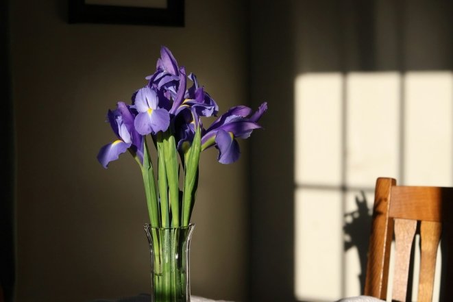 Квіти у вазі на столі