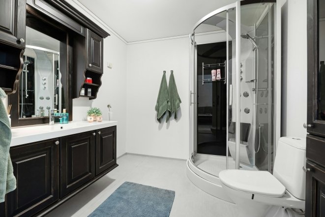 Современная ванная с белой сантехникой.